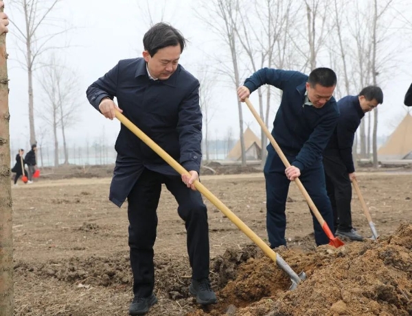縣四套班子領(lǐng)導(dǎo)參加義務(wù)植樹